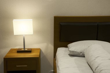 Comfort yatak otel yatak odasında