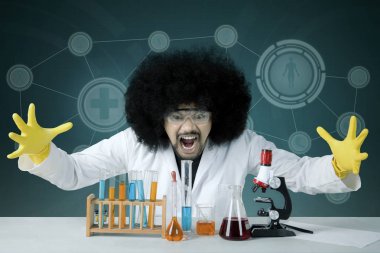 Afro bilim adamı ile başarısız deneme stresli görünüyor