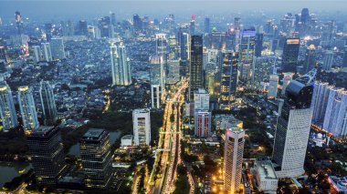 Jakarta City gece ışıkların havadan görünümü