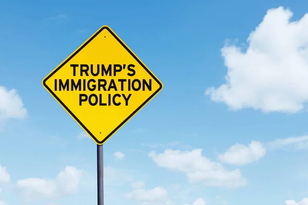 Panneau jaune avec le texte de la politique d'immigration — Photo
