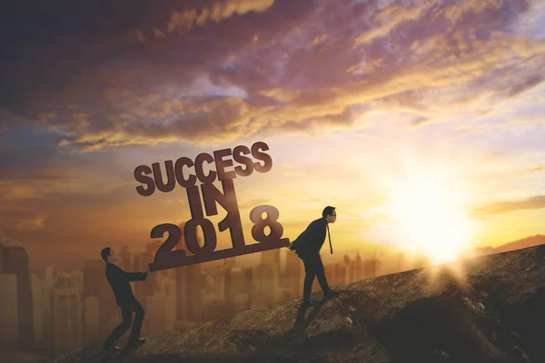 Twee zakenmannen met tekst van succes in 2018 — Stockfoto