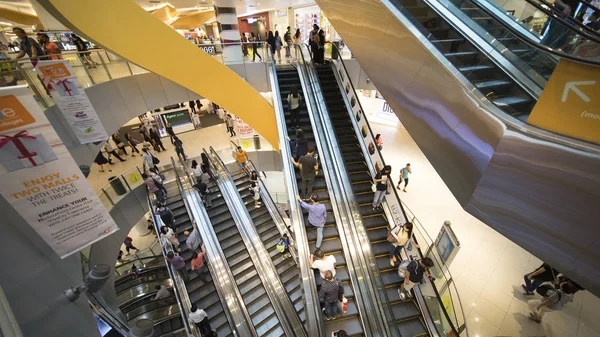 Touristes dans le centre commercial VivoCity — Photo