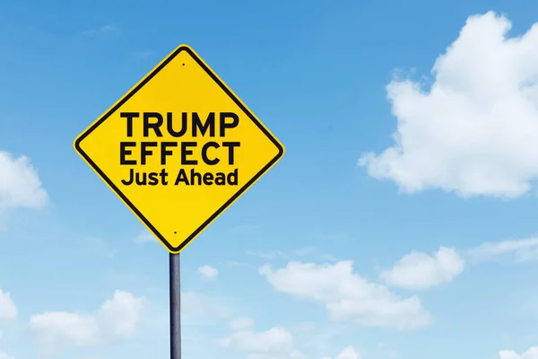Πινακίδα με κείμενο του Trump αποτέλεσμα ακριβώς μπροστά — Φωτογραφία Αρχείου