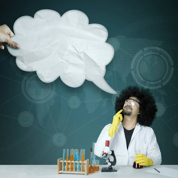 Fundersam vetenskapsman med Tom cloud bubbla — Stockfoto