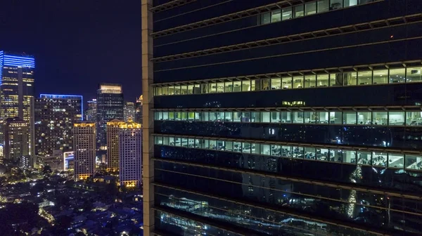 Drone vista de edifícios de escritórios janelas à noite — Fotografia de Stock