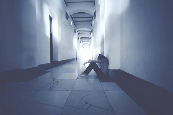 Desperat kvinna sitter i korridoren — Stockfoto