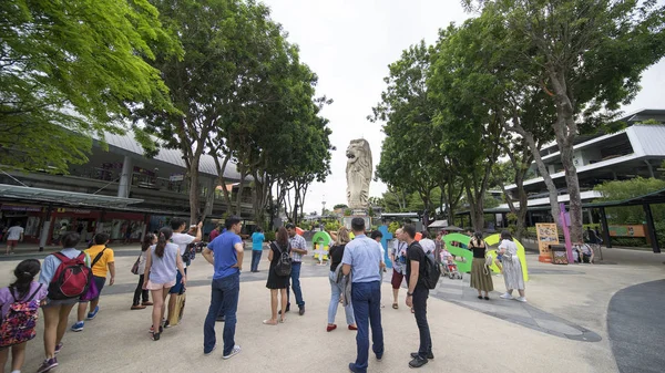 Turista abarrotado tomando fotos cerca de la estatua de Merlion — Foto de Stock