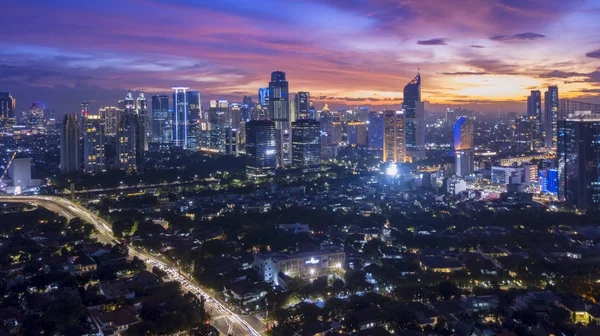 Bela paisagem do centro da cidade ao anoitecer — Fotografia de Stock