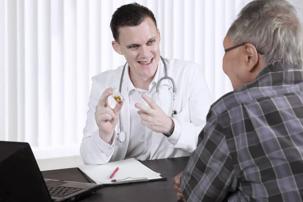 Médecin américain expliquant prescription de médicaments — Photo