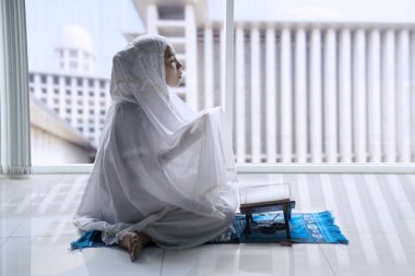 Allah'a dua dindar Müslüman kadın