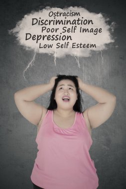 Onun küçük problemlerinden arayan kilolu kadın