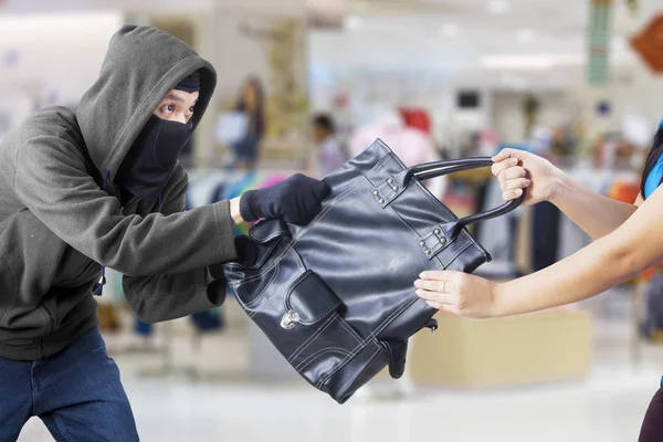 Jovem protege sua bolsa de ladrão — Fotografia de Stock