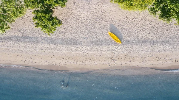 Sarı Kano ve turistler üzerinde beyaz kum plaj — Stok fotoğraf