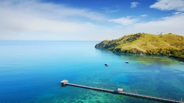 Molo di legno con acqua turchese nell'isola di Flores — Foto Stock