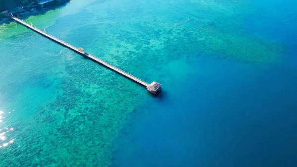 Embarcadero de madera con agua turquesa en Labuan Bajo — Foto de Stock