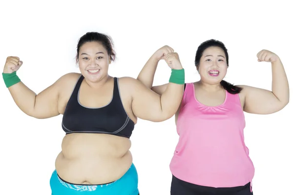 Twee vrouwen tonen hun arm spieren overgewicht — Stockfoto