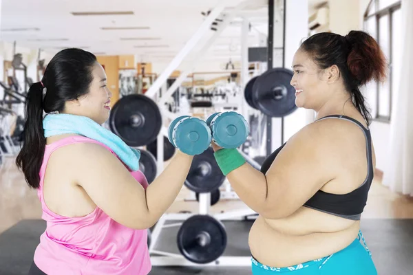 Twee overgewicht vrouwen opheffing halters — Stockfoto