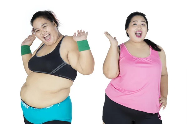 Dos mujeres con sobrepeso es el éxito a la pérdida de peso —  Fotos de Stock