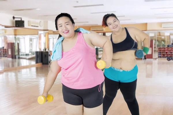 Dos personas obesas haciendo ejercicio con pesas —  Fotos de Stock