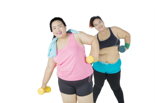 Δύο λίπος γυναίκες άσκηση με βαράκια — Φωτογραφία Αρχείου