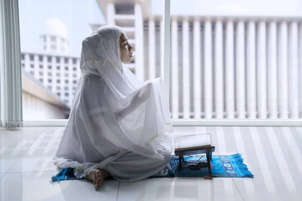 Religiösa muslimska kvinnan be till Allah — Stockfoto