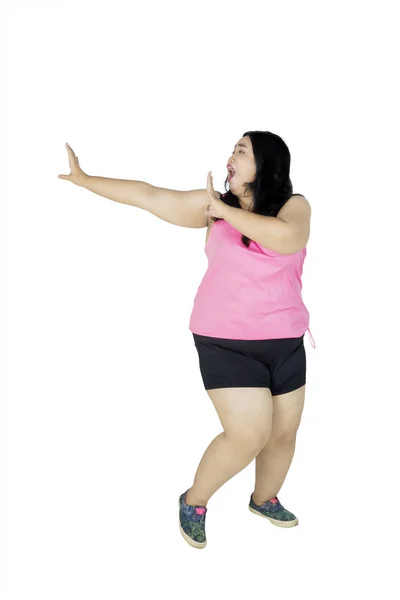 Donna in sovrappeso in esecuzione con espressione di paura — Foto Stock