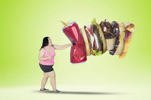 Надмірна вага азіатські жінки штампування нездорової їжі — стокове фото