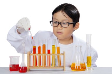 Küçük çocuk studio bir kimyager sıvı karıştırma