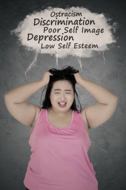 Sinir bozucu obez kadın sorunlarını düşünme