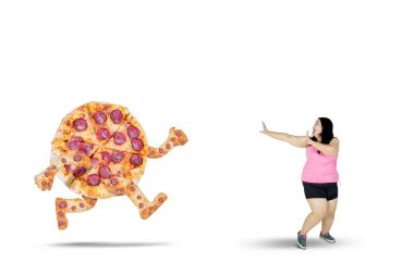 Pizza uzak çalışan şişman kadın