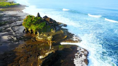 Köpüklü dalga ile güzel Tanah Lot Tapınağı