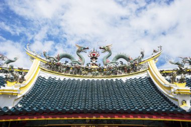 Güzel Ejder heykelleri Vihara Tay Kak Sie yukarıda