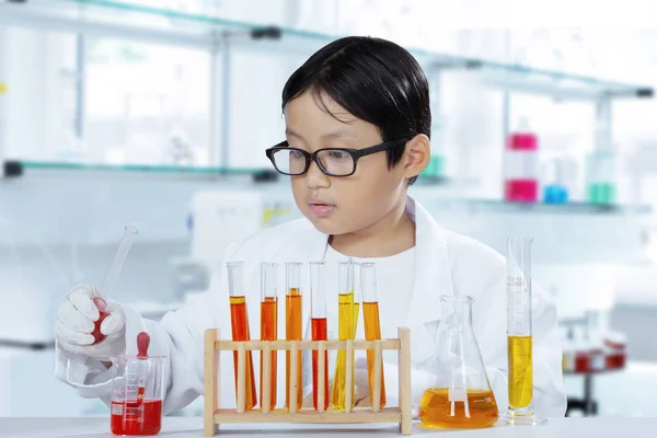 Rapazinho a fazer experiências no laboratório — Fotografia de Stock