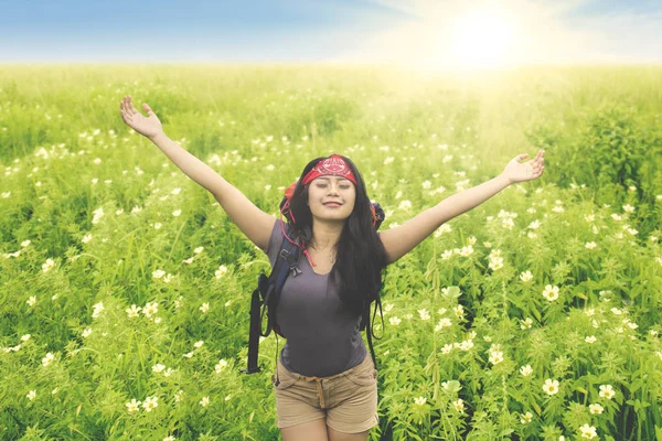 Női turista élvezte a friss levegő, a virág mező — Stock Fotó