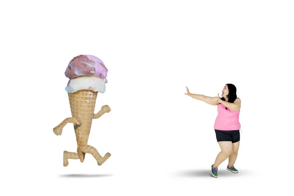 Fat woman running away from an ice cream — Stock Photo, Image