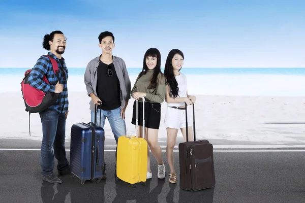 Diversitate turistica cu valize pe plaja — Fotografie, imagine de stoc