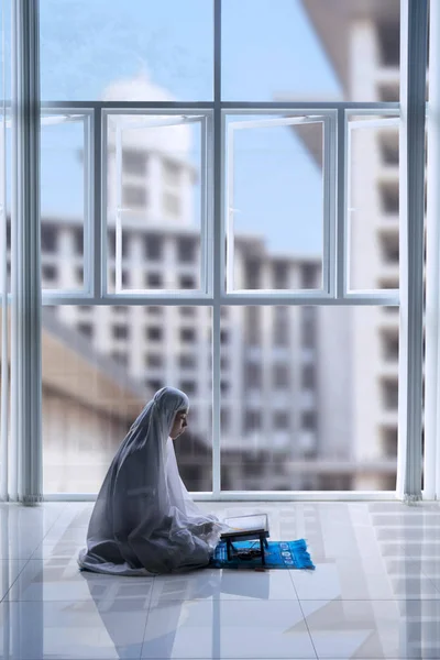 Mulher muçulmana devota lendo o Alcorão — Fotografia de Stock