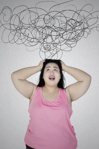 Deprese tlustá žena s zmačkaný znamení — Stock fotografie