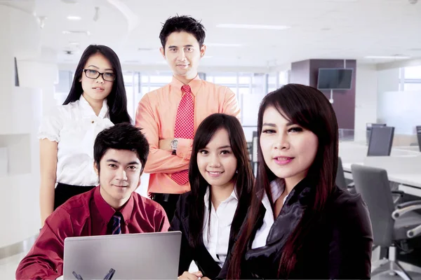 Confiante asiático pessoas de negócios — Fotografia de Stock