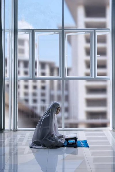 Schöne muslimische Frau beim Lesen des Qran — Stockfoto