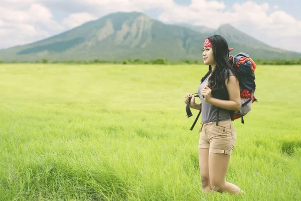 Donna asiatica trekking una montagna — Foto Stock