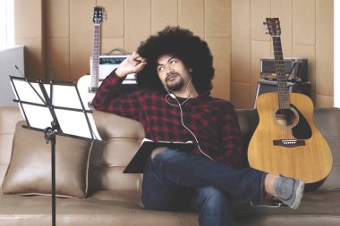 Kayıt stüdyosunda ararken düşünme müzisyen