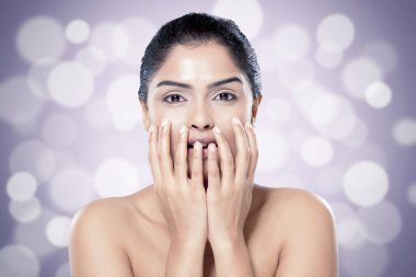 Bulanık ışıklar arka plan karşı sağlıklı cilt güzel Hintli bir kadınla.