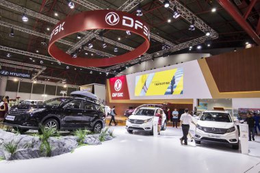 Dfsk araba booth Otomobil Fuarı'nda