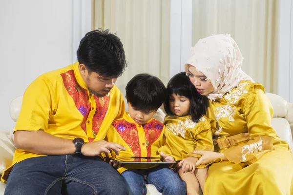 Familia musulmana con tablet en la sala de estar —  Fotos de Stock