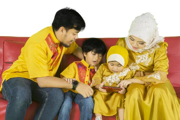 Famiglia musulmana con smartphone in studio — Foto Stock