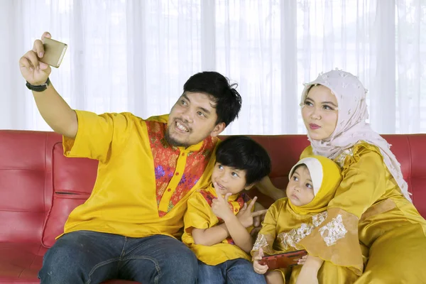 Família muçulmana tirando foto de selfie em casa — Fotografia de Stock