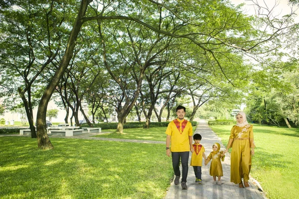 イスラム教徒の家族は公園を一緒に歩いて — ストック写真