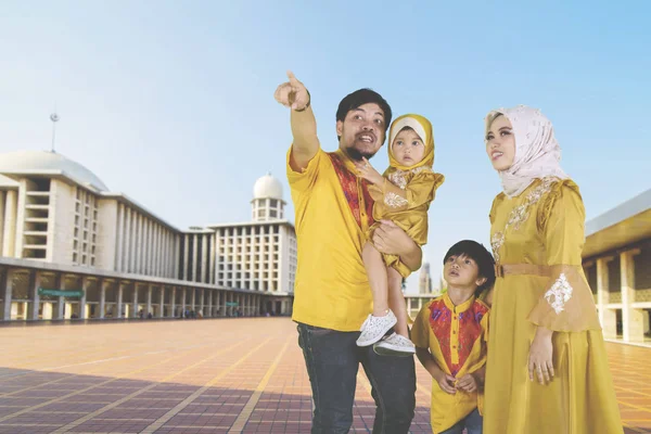 Muslimische Familie zeigt etwas in der Moschee — Stockfoto