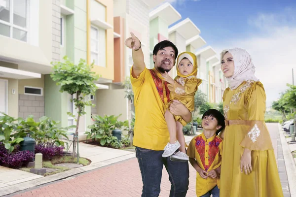 Muslimische Familie zeigt ihr neues Haus — Stockfoto